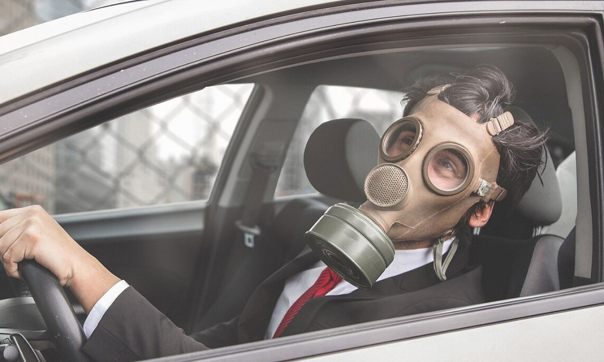 Эксперт рассказал о причинах появления запаха бензина в салоне автомобиля