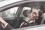 Эксперт рассказал о причинах появления запаха бензина в салоне автомобиля