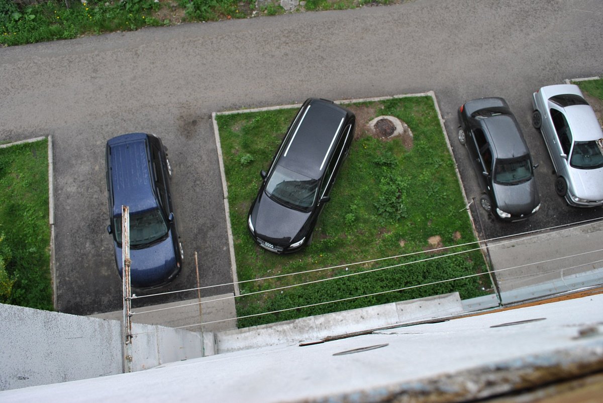 В РФ предложили ужесточить наказание за парковку на газоне