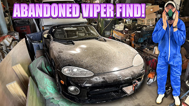 Dodge Viper, простоявший в гараже долгие годы, был впервые вымыт