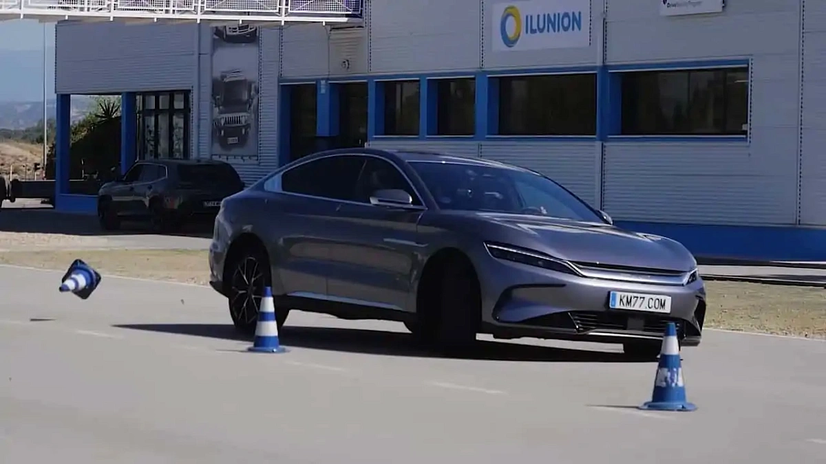 На видео показано, как китайский электромобиль BYD Han проходит "лосиный тест"