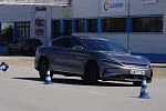 На видео показано, как китайский электромобиль BYD Han проходит "лосиный тест"