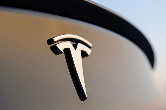 Tesla подала в суд на китайское СМИ из-за негативного репортажа о заводе в Шанхае  