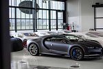 Французский гиперкар Bugatti Chiron сравнили с болидом Формулы-1 на прямой