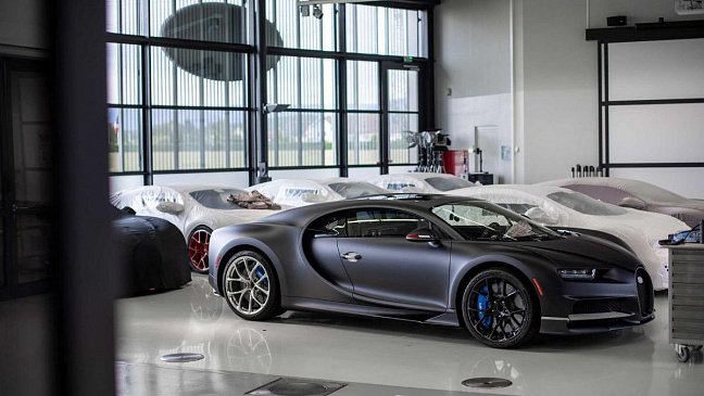 Французский гиперкар Bugatti Chiron сравнили с болидом Формулы-1 на прямой