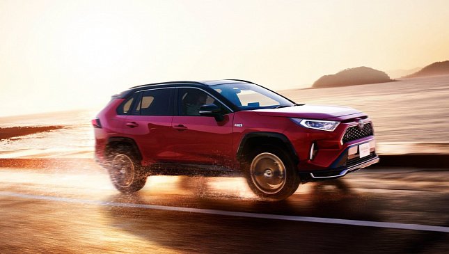 Компания Toyota объявила о старте продаж гибридного RAV4