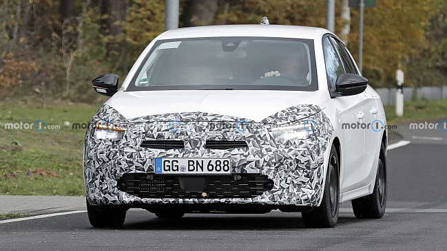 Компания Opel вывела на тесты обновленный хэтчбек Opel Corsa в минимальном камуфляже