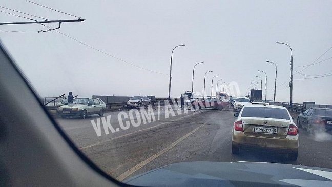 В Астрахани массовое ДТП заблокировало движение на Новом мосту
