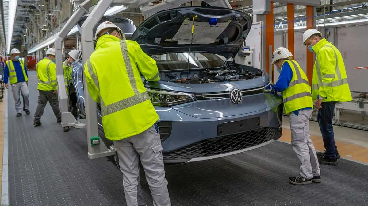 Volkswagen ускорит переход на электромобили в надежде обогнать Tesla к 2025 году