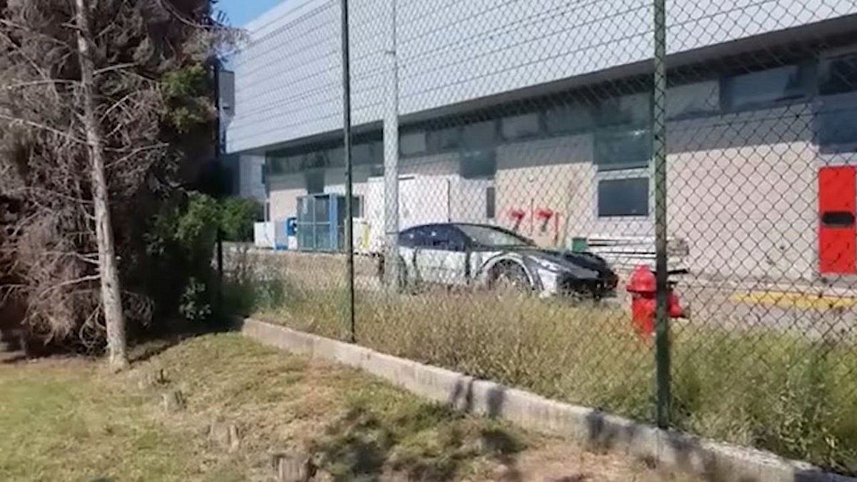 Кроссовер Ferrari Purosangue впервые попался на видео