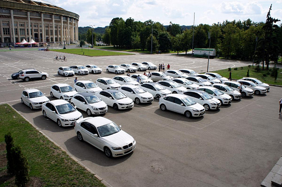 Белые и серые цвета машин самые распространённые на авторынке России