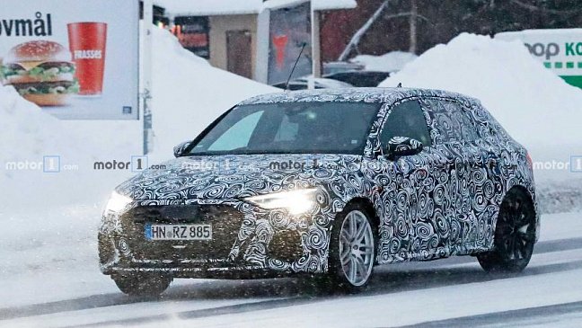Audi тестирует новую версию мощнейшего хэтчбека RS3 в снегах