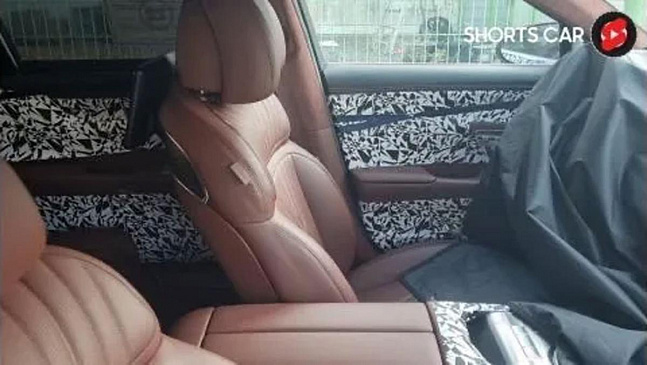 В интернете появились новые снимки салона обновленного седана Genesis G90