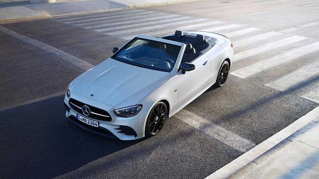 Компания Mercedes представила купе и кабриолет E-Class в исполнении Night Edition