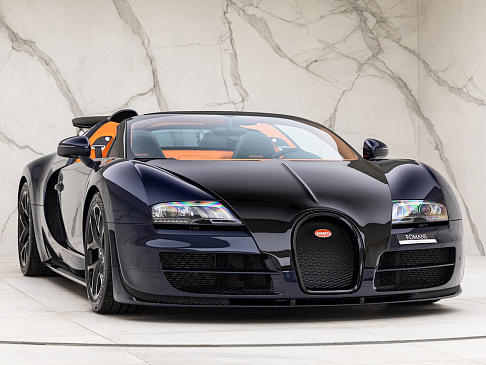 На продажу выставили элегантный Bugatti Veyron Grand Sport Vitesse в темно-синем углеродном волокне