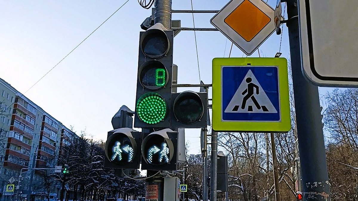 В ГАИ рассказали, разрешено ли ехать направо, если основной зелёный, а стрелка не горит