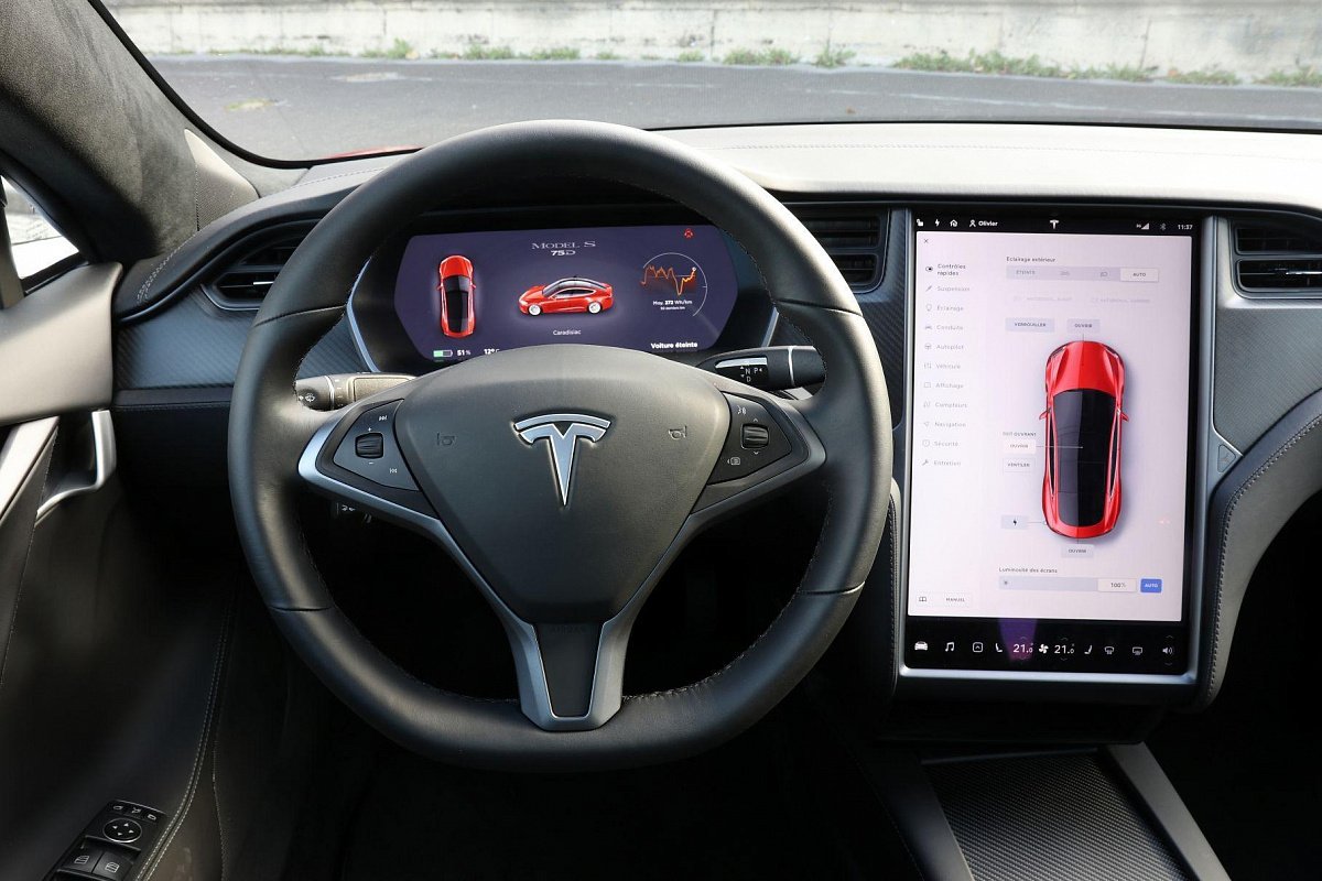 Илон Маск пообещал познакомить владельцев автомобилей Tesla с настоящим беспилотником