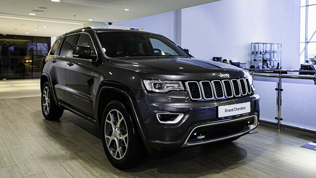 Внедорожник Jeep Grand Cherokee получил наценку в 200 тысяч рублей в феврале 2022 года