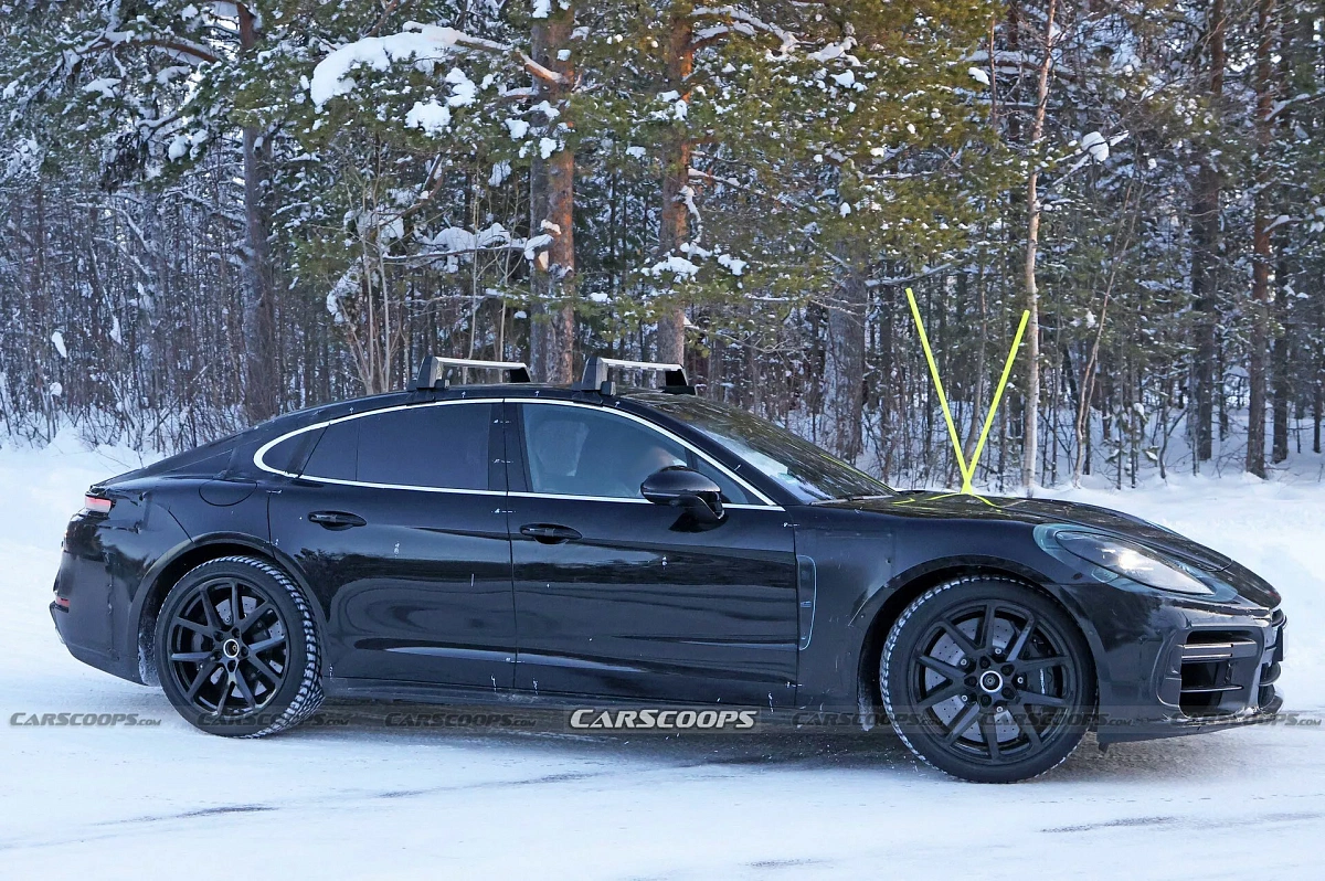 Салон нового Porsche Panamera в стиле Cayenne рассекречен на шпионских фотоснимках