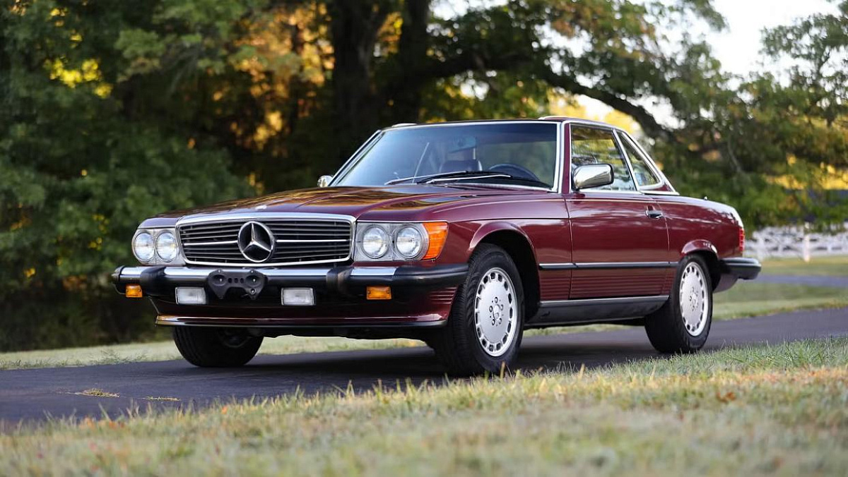 Этот Mercedes-Benz 560SL 1986 года находится в идеальном состоянии и он продается 