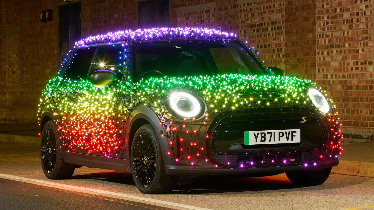 В Сети показали красочный Mini Cooper SE для сбора средств на благотворительность перед Рождеством