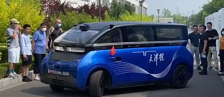 В КНР разработали беспилотный автомобиль, который ездит лишь на солнечной энергии