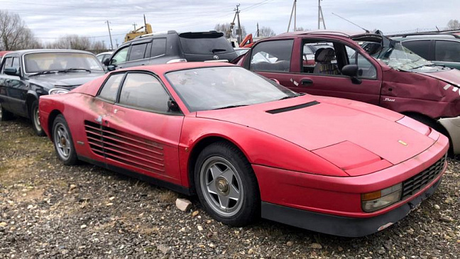 На штрафстоянке в Подмосковье заметили коллекционный спорткар Ferrari Testarossa