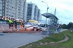 ДТП в Петербурге: автомобиль снес столб на остановке