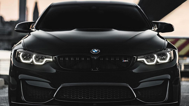 Автолюбители в РФ назвали черную BMW лучшей машиной для супергероя