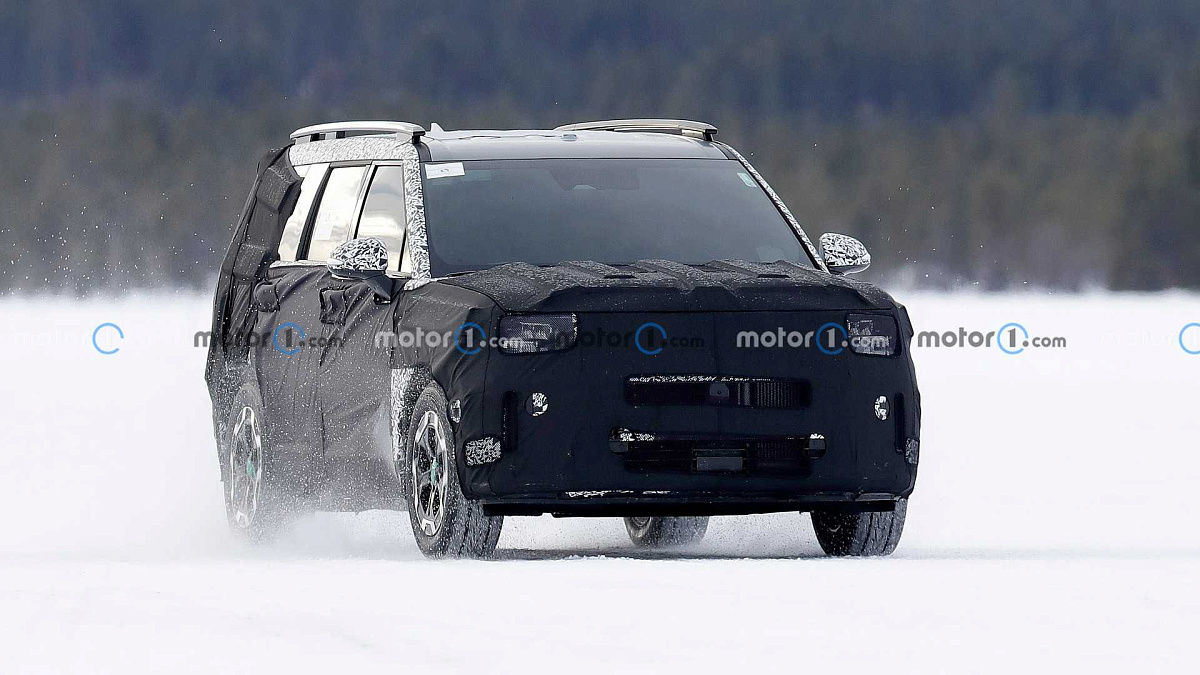 Новый внедорожник Hyundai Santa Fe вышел на зимние тесты с тяжелым камуфляжем