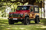 На онлайн-аукцион выставили Land Rover Defender 1996 года в редком цвете Firenze Red Pearl 