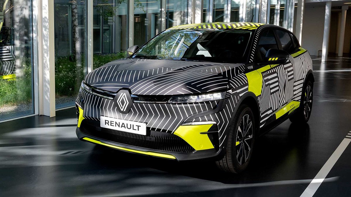 Renault вывела на тесты новый электрический кроссовер Megane E-Tech 2022 модельного года