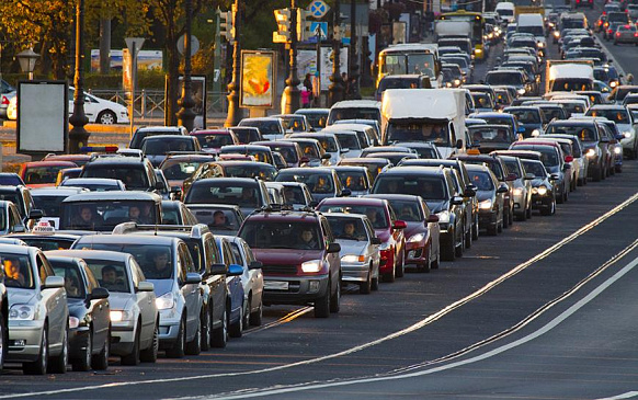 Треть водителей в России стоят в пробках около недели в течение года