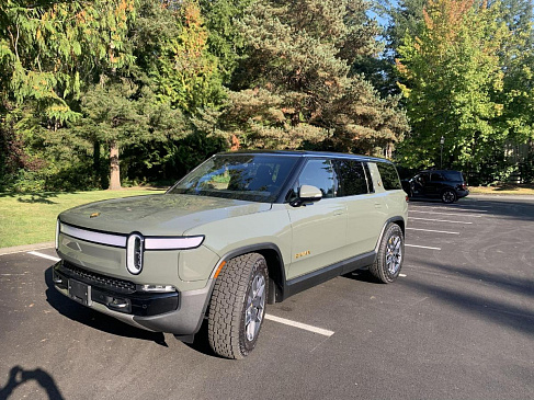 Подержанный электрический внедорожник RIVIAN R1S продают дороже нового 