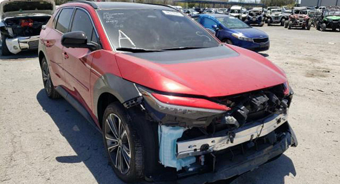 Разбитый кроссовер Toyota bZ4x 2023 года выставили на продажу после ДТП