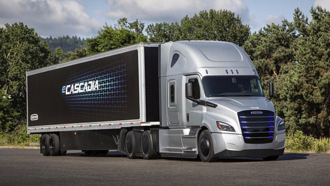 Компания Daimler передала заказчикам первые электрические грузовики eCascadia