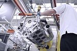 Процесс сборки двигателя Bentley W12 завораживает