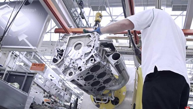 Процесс сборки двигателя Bentley W12 завораживает