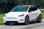 Tesla Model Y преобразился с золотыми дисками Vossen