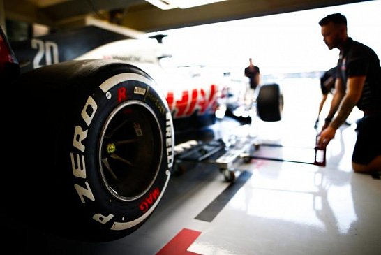 Почему шины Pirelli для Ф-1 стали глянцевыми?