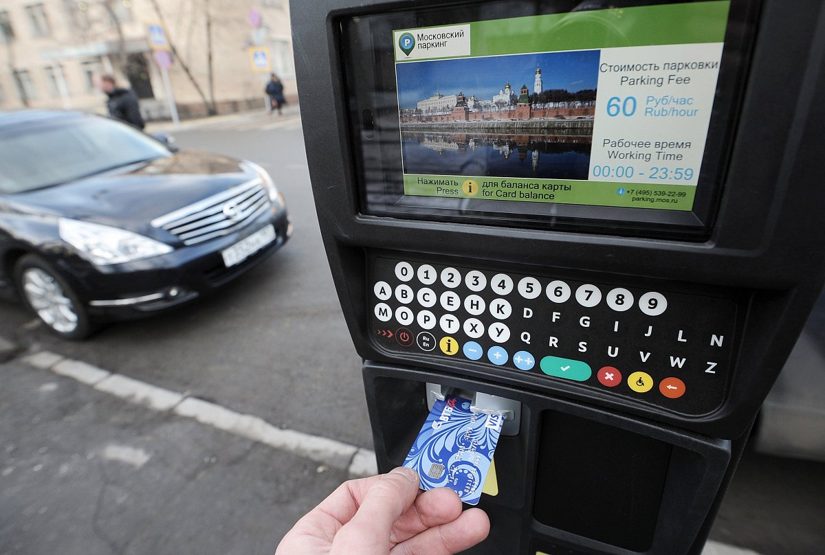 Назван самый популярный способ оплаты парковки в Москве