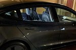 Окно Tesla Model 3 самопроизвольно разбилось почти сразу после доставки