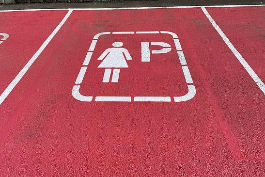 ГИБДД требует убрать первую в РФ парковку для женщин