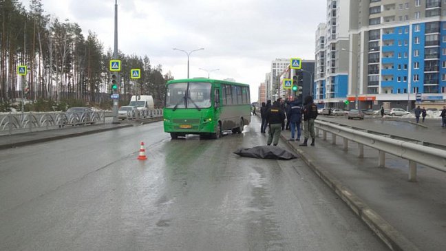 В Екатеринбурге автобус насмерть сбил пешехода