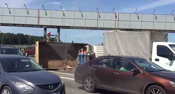 В Москве опрокинулся грузовик с газовыми баллонами