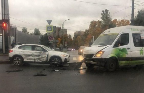 В Санкт-Петербурге в ДТП попал автомобиль каршеринг-сервиса