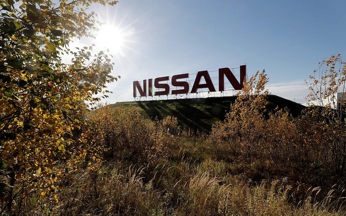 На бывшем автозаводе Nissan в Санкт-Петербурге убрали старую вывеску в апреле 2023 года