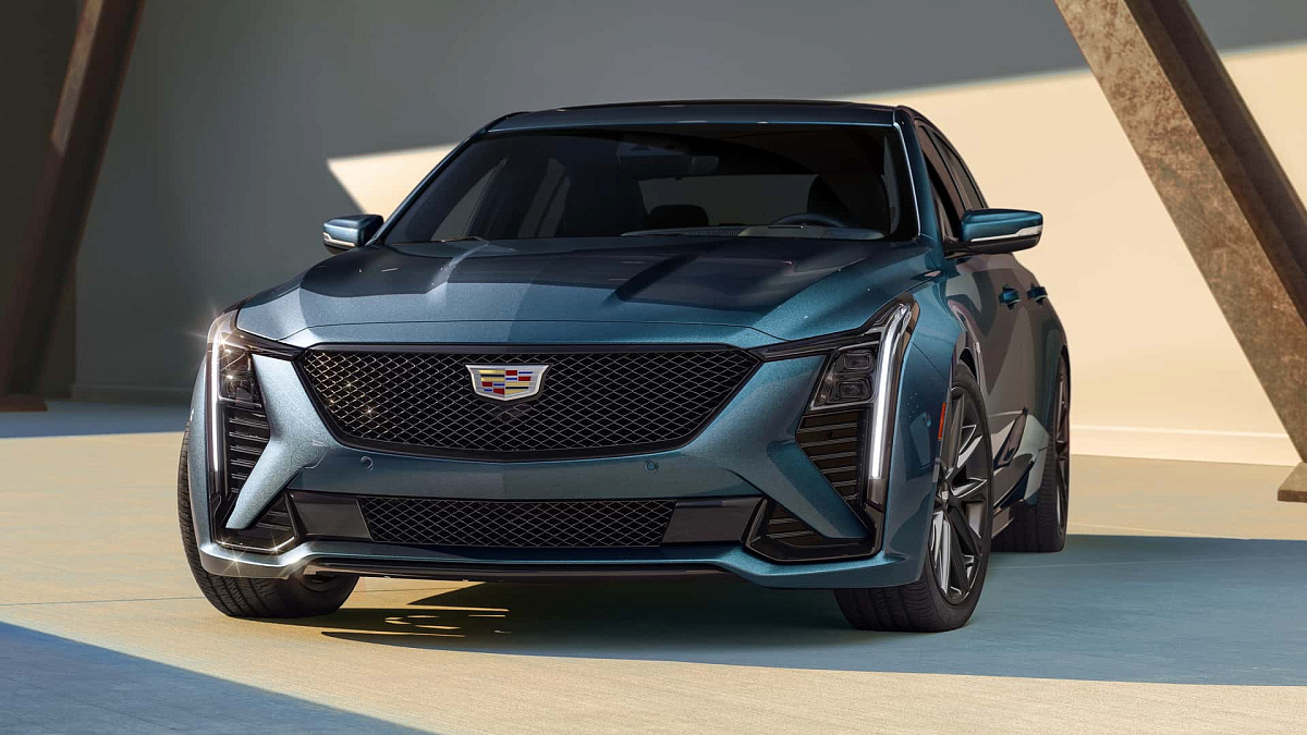 Компания Cadillac представила обновленный седан Cadillac CT5 2025 года с 33-дюймовым дисплеем в салоне
