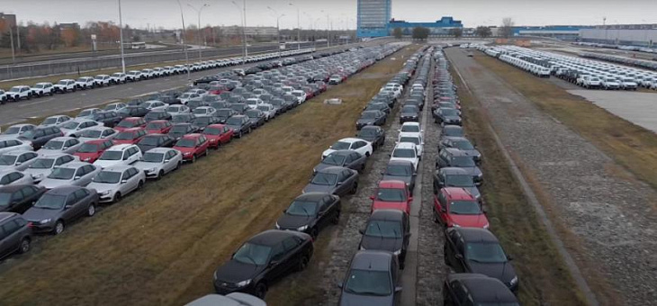 Всю территорию АВТОВАЗа заполнили почти 10 тыс. некомплектных автомашин LADA Granta