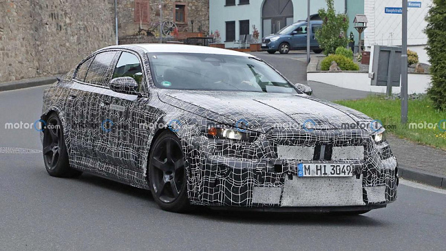 Компания BMW представит новое поколение "заряженного" M5 Touring